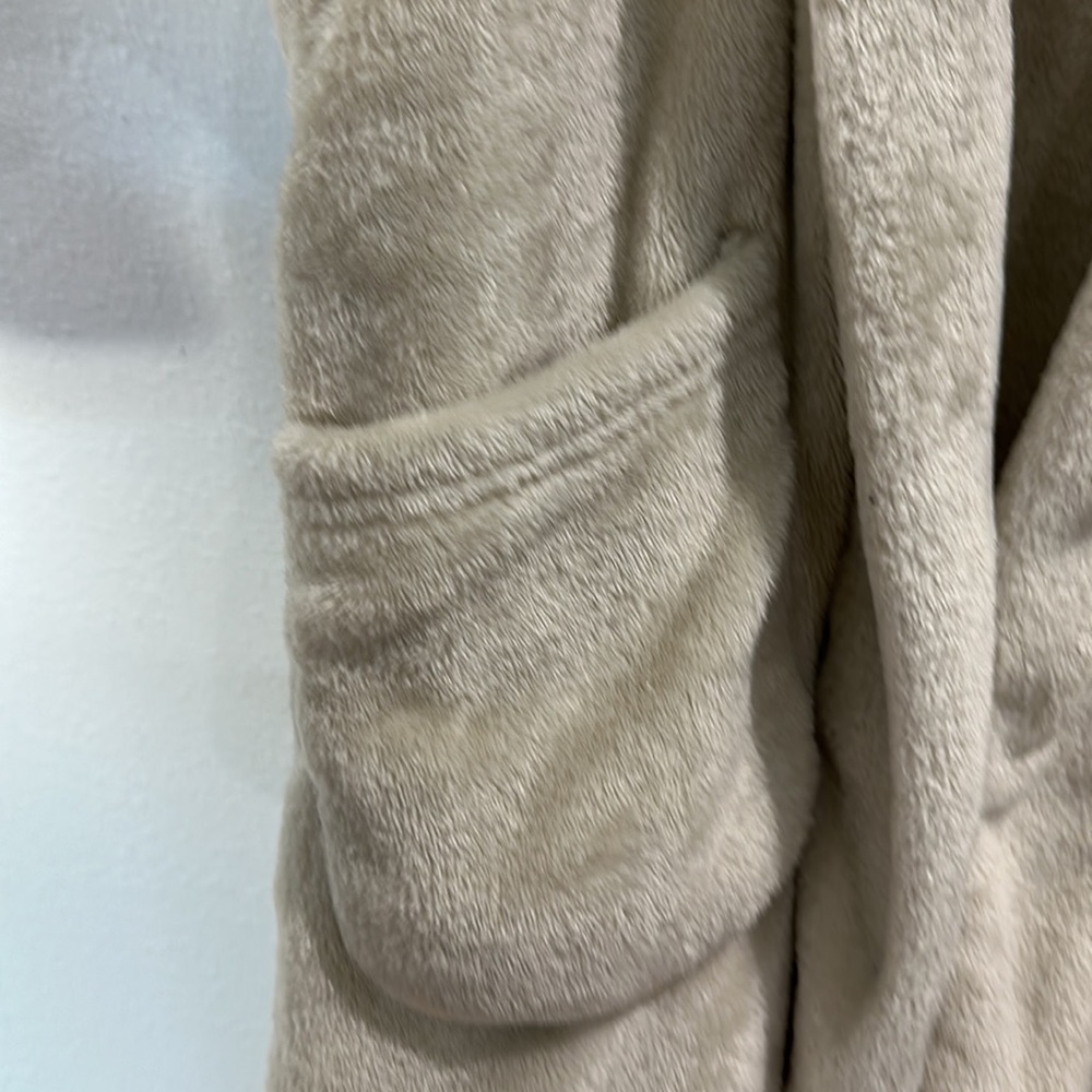 Summer & Rose faux fur hooded cozy robe cream ivory - Picture 7 of 9